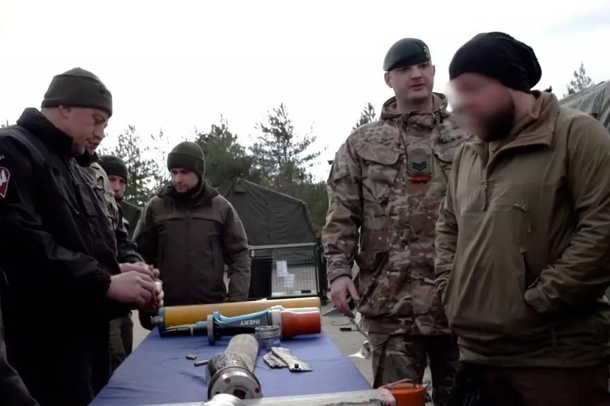 Anh tiết lộ hình ảnh đào tạo lính Ukraine sử dụng đạn xuyên giáp chứa uranium