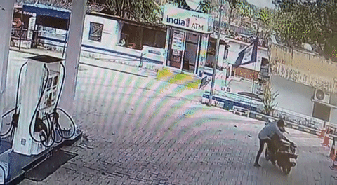 Xe máy tự vút ga rồi húc thẳng vào cây ATM vì lỗi ngớ ngẩn