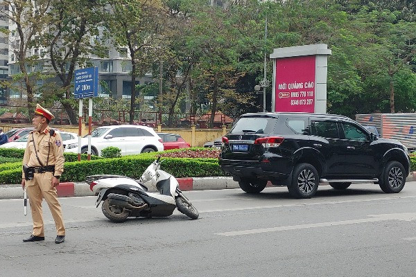 Hà Nội: Làm rõ vụ ô tô biển xanh va chạm với xe máy khiến 1 người bị thương