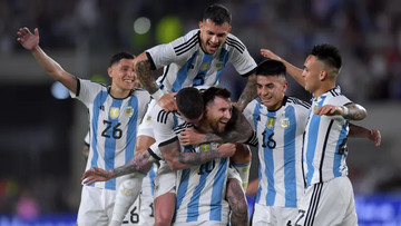 Messi vượt mốc 100 bàn, Argentina thắng trận 7-0