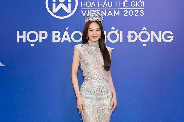 Vẻ ngoài gợi cảm của người đẹp Trịnh Thanh Hồng