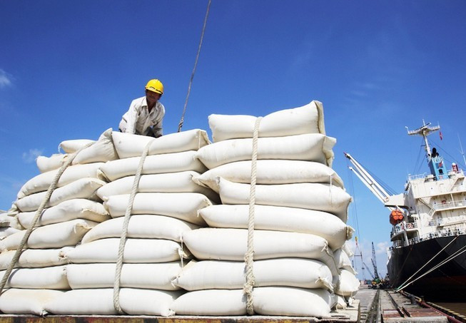 Hơn 1 tháng gián đoạn, xuất khẩu gạo vẫn thắng lớn