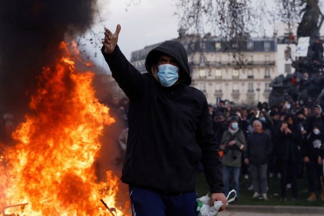 Khói đen và bạo lực bao trùm cuộc biểu tình của gần 100.000 người ở thủ đô Paris
