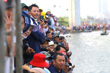 Hàng nghìn người đứng kín bờ sông Hàn xem màn đua thuyền gay cấn