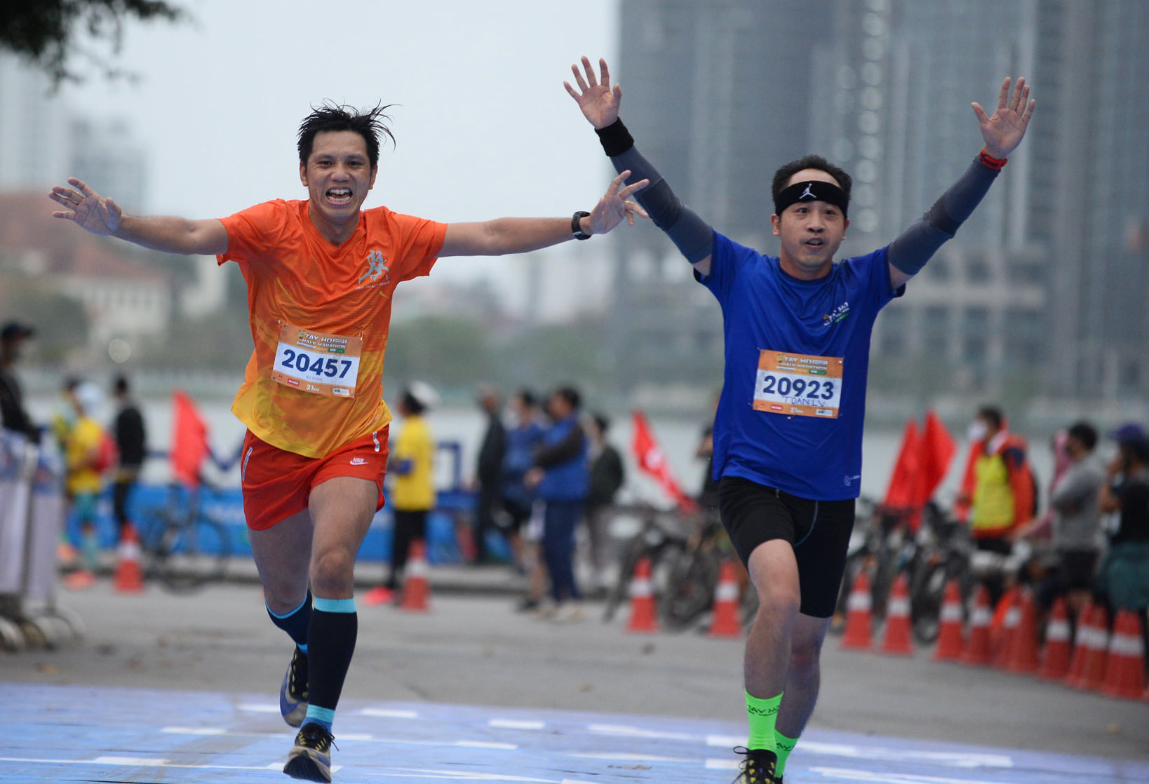 5.000 người chạy tại giải bán marathon quanh Hồ Tây