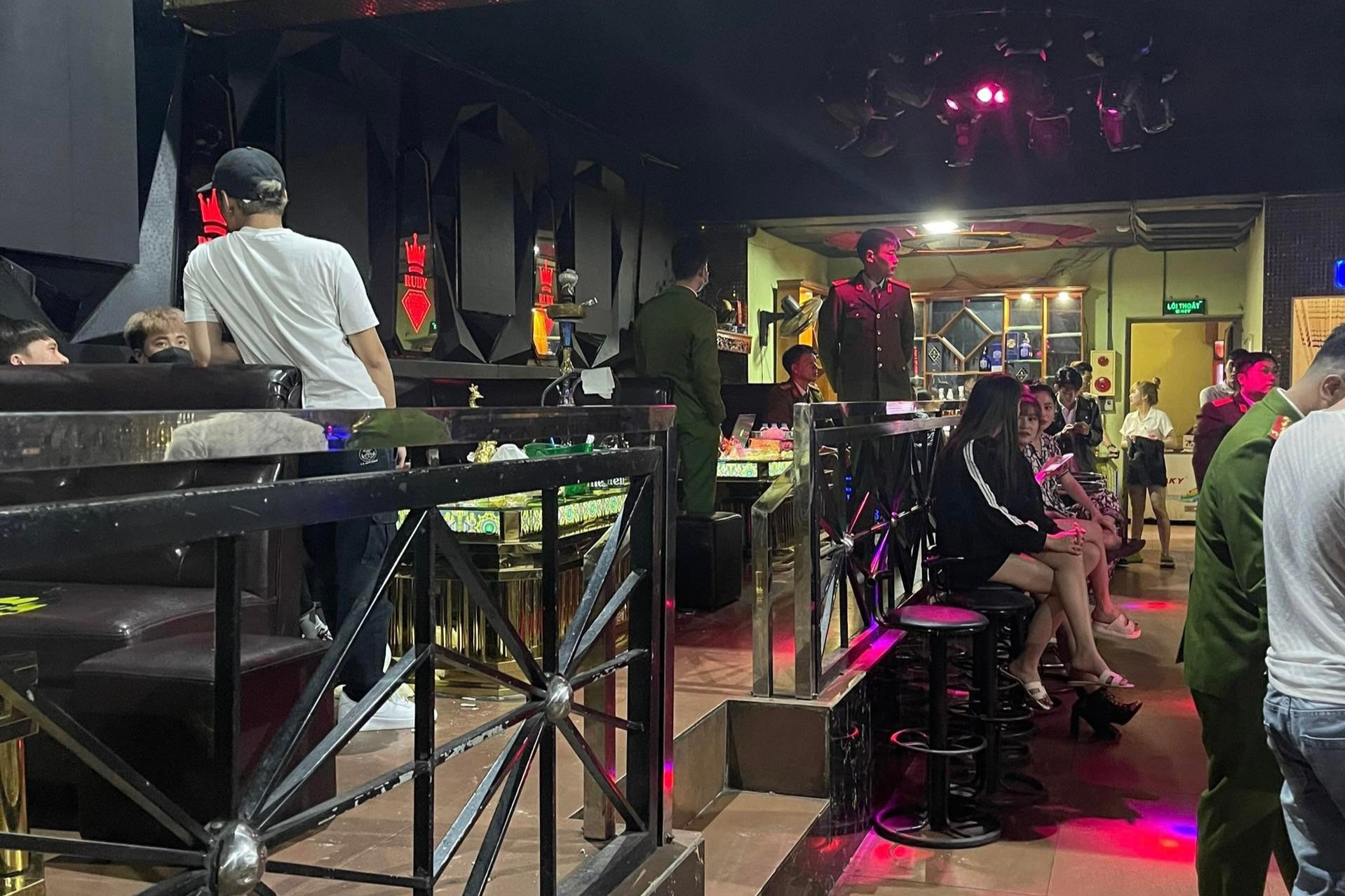 Bắt quả tang quán karaoke lớn nhất tỉnh Hải Dương lén lút đón khách