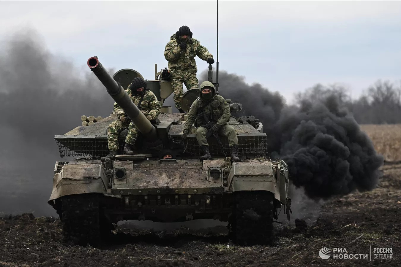 Nga nhận hàng trăm xe tăng mới, Mỹ ủng hộ thành lập tòa án quốc tế về Ukraine