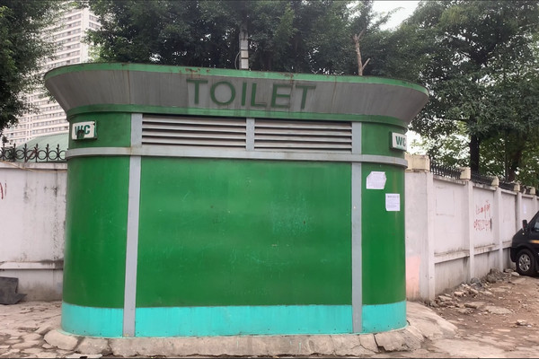 Hà Nội: Cận cảnh nhà vệ sinh công cộng xuống cấp, nhếch nhác