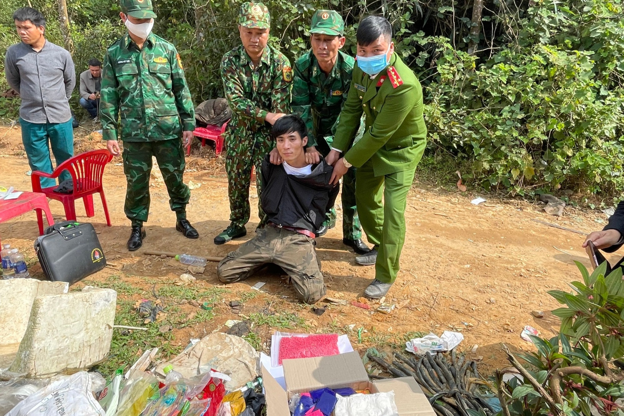 Trinh sát mật phục, bắt giữ đối tượng vận chuyển 12.000 viên ma túy