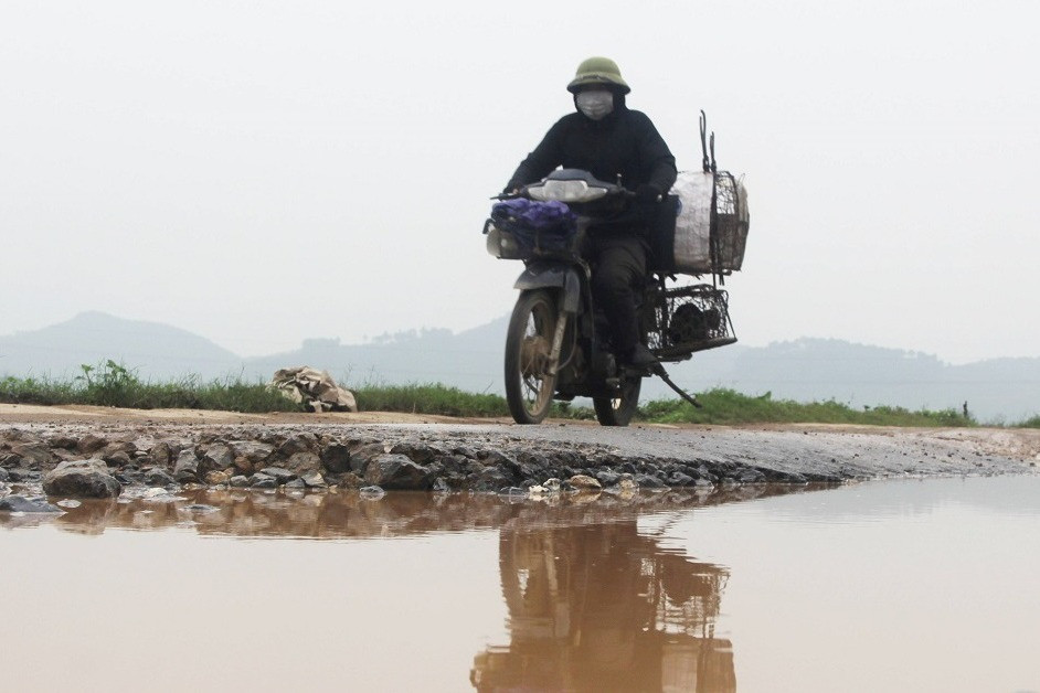 Người dân khốn khổ 'vật lộn' trên tỉnh lộ xuống cấp thê thảm