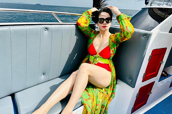 Nhật Kim Anh khoe vóc dáng sexy tuổi U40