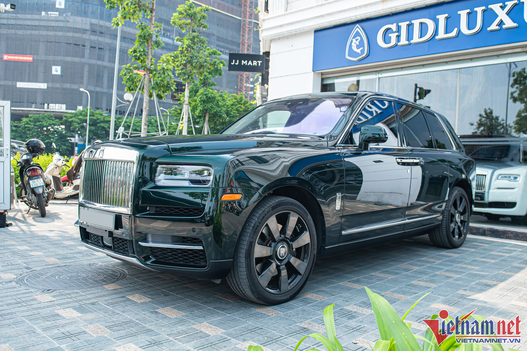 Khám phá Rolls-Royce Cullinan màu độc nhất Việt Nam của đại gia Hà thành
