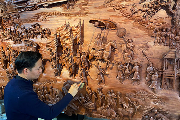 Phía sau bức tranh gỗ ‘Vinh quy bái tổ’ vừa lập 2 kỷ lục Việt Nam