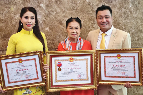Gia đình diễn viên Lý Hùng nhận huân chương