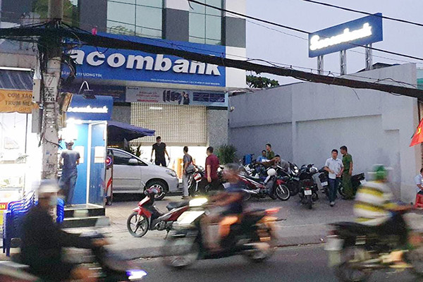 Điều tra vụ hai thanh niên cầm vật giống súng vào ngân hàng ở TP.HCM