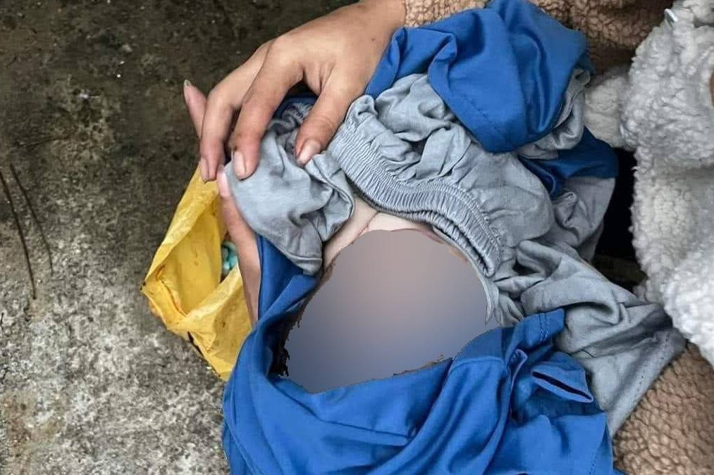 Bé trai còn nguyên dây rốn bị bỏ trong thùng rác