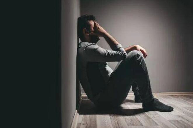 Bố chồng khó xử khi con dâu ở nhà ăn mặc hở hang