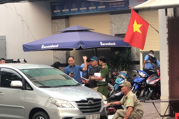 Truy xét nhóm đối tượng nghi cầm vật giống súng, cướp ngân hàng ở quận 8