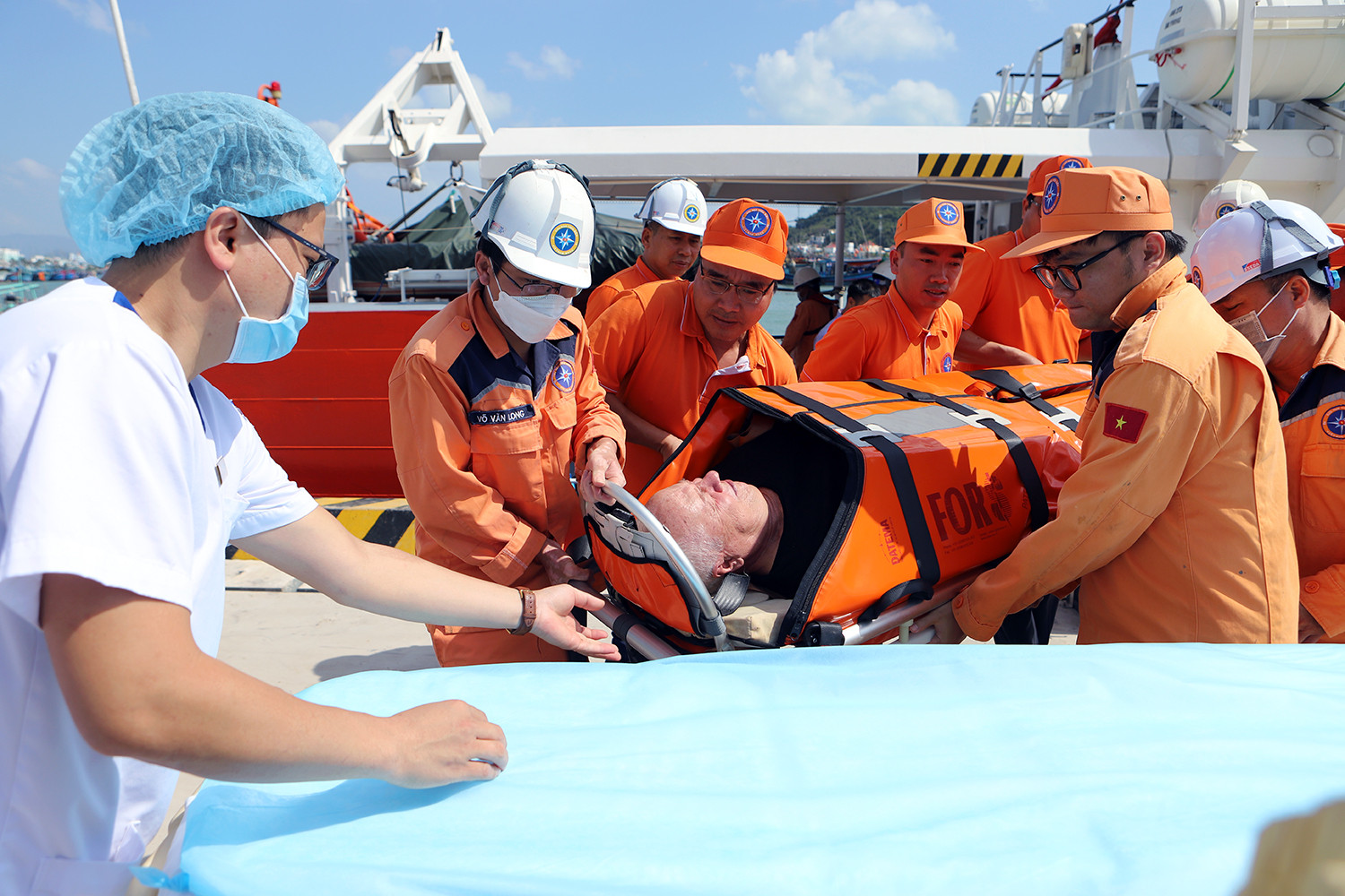 Cứu thợ máy người nước ngoài bị suy tim trên biển