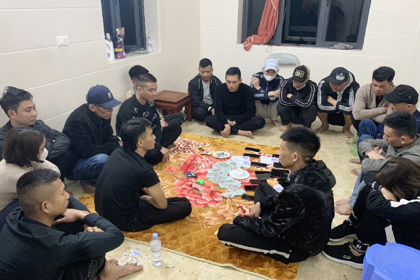 Bắt 21 đối tượng đang đánh bạc trong căn nhà kiên cố ở Nghệ An
