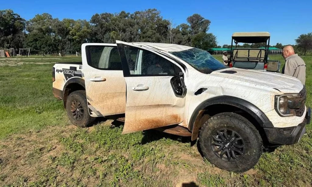 Lén lấy ô tô Ranger Raptor 2023 của khách chạy thử, nhân viên đại lý Ford 'phá' xe nát bét