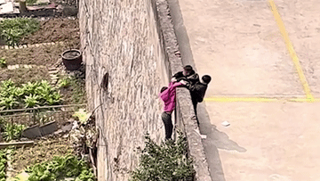 Những đứa trẻ liều mạng cứu bạn ngã khỏi vách tường