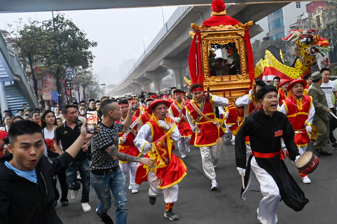 Kỳ lạ màn rước kiệu như chạy marathon trên đường phố Hà Nội
