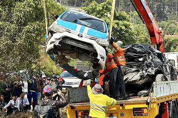 Lâm Đồng: Xe tải mất lái tông hàng loạt ô tô trên đèo Mimosa