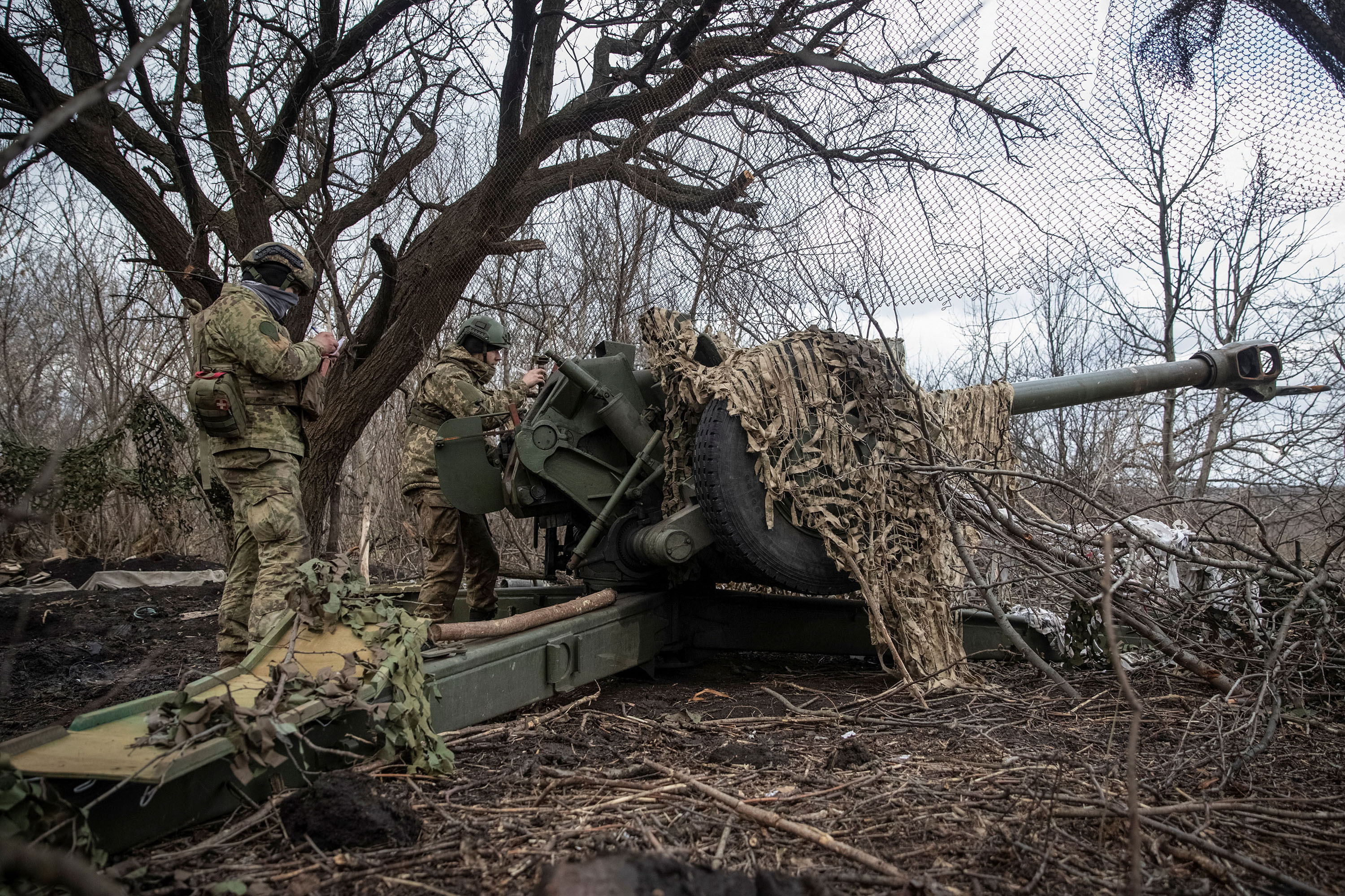 Ukraine tố Nga cho nổ tung cầu nối Bakhmut, Mỹ công bố thêm viện trợ quân sự cho Kiev