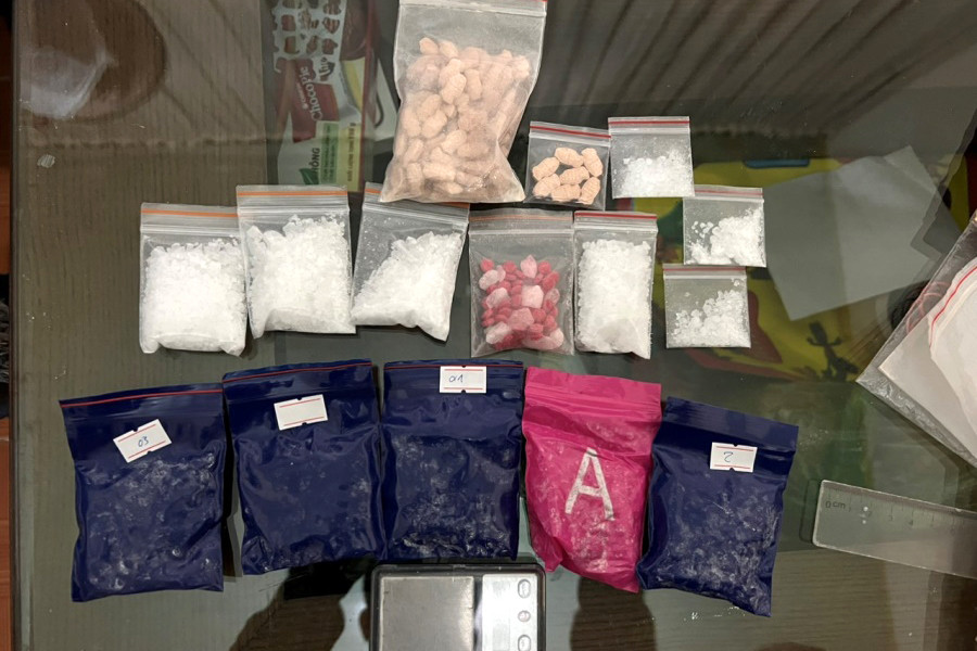 Bắt giữ người đàn ông, khám đâu cũng thấy ma túy