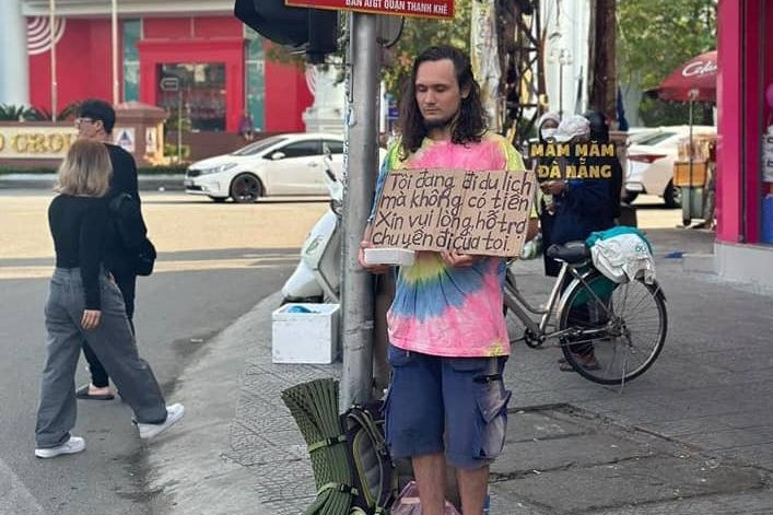 Xác minh người nước ngoài với tấm biển 'xin tiền' trên đường phố Đà Nẵng