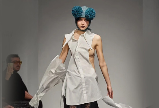 Trang phục của người mẫu bung rách tả tơi trong lúc biểu diễn