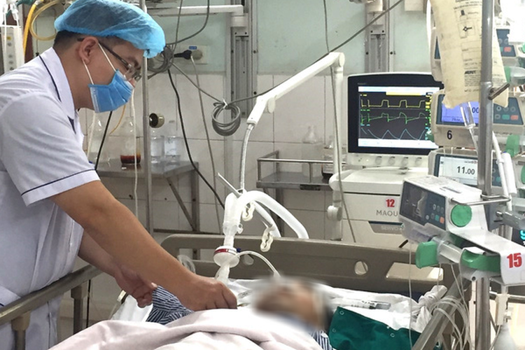 Người đàn ông vào cấp cứu giữa đêm với dao cắm sâu ngực trái, đập theo nhịp tim