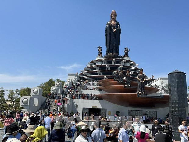 Revenue from tourists reaches over 3.6 billion USD in two months hinh anh 1