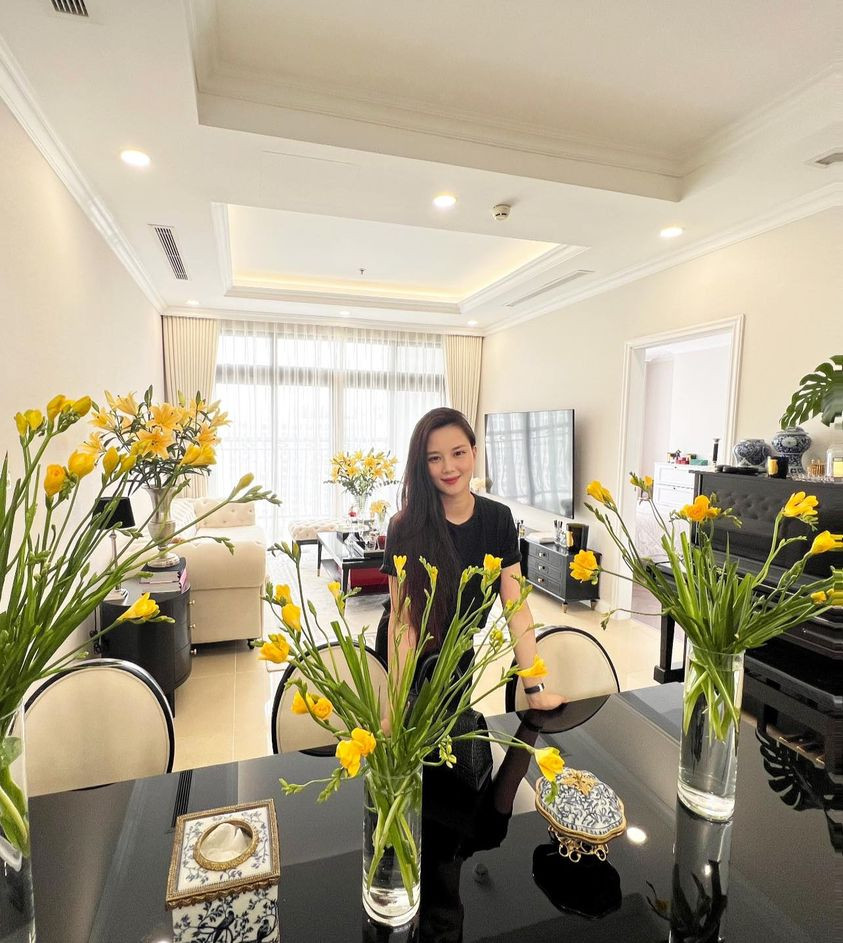 Sao Việt ngày 3/3:  Quang Tèo khoe biệt thự, Tuấn Hưng mời Lam Trường đến nhà