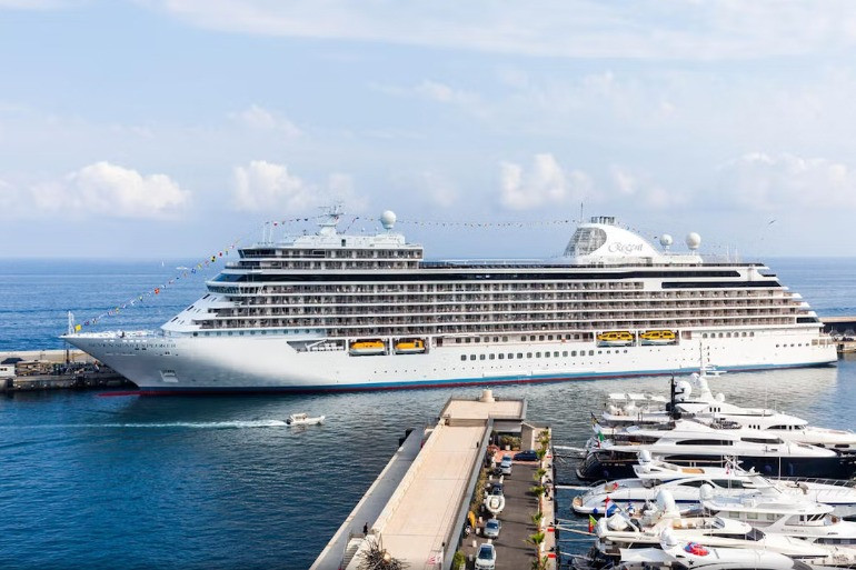 Hành trình xa xỉ giá đến 2,3 tỷ đồng trên siêu du thuyền vừa cập cảng Nha Trang