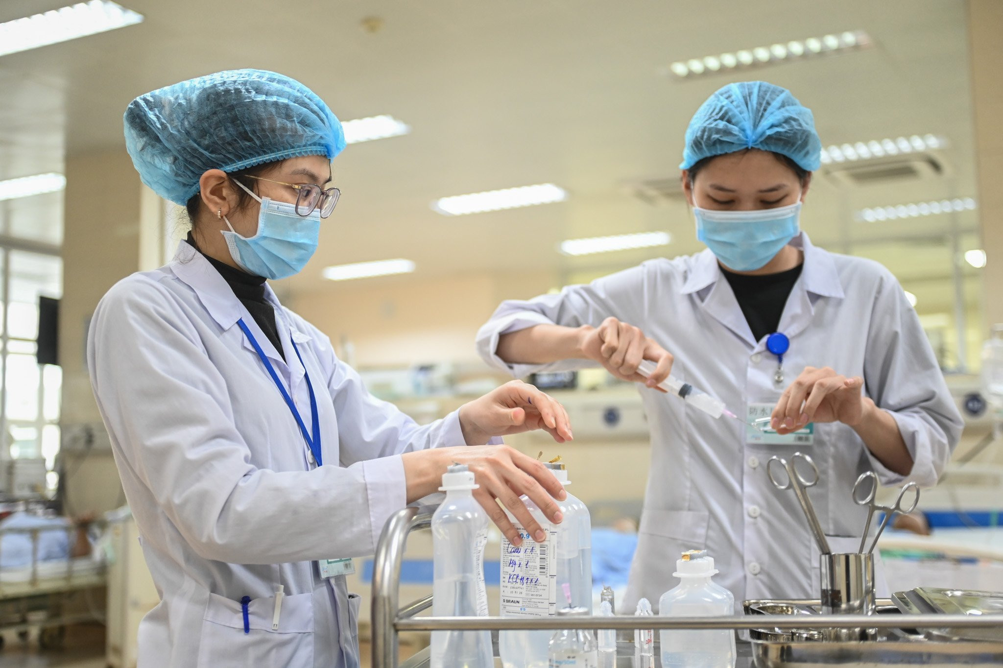 Thiếu vật tư y tế, bác sĩ lo 'tay không bắt giặc'