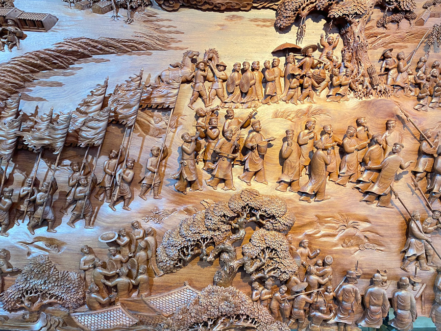 Phía sau bức tranh gỗ ‘Vinh quy bái tổ’ vừa lập 2 kỷ lục Việt Nam