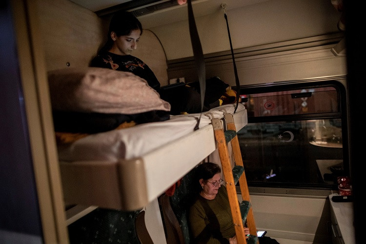 Tình cảnh người dân Thổ Nhĩ Kỳ phải lấy toa tàu làm nơi trú ẩn sau động đất