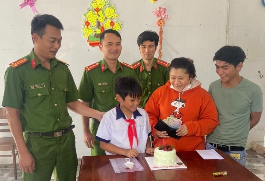 Hành động đẹp của cậu bé lớp 4 và tiệc sinh nhật tại đồn công an