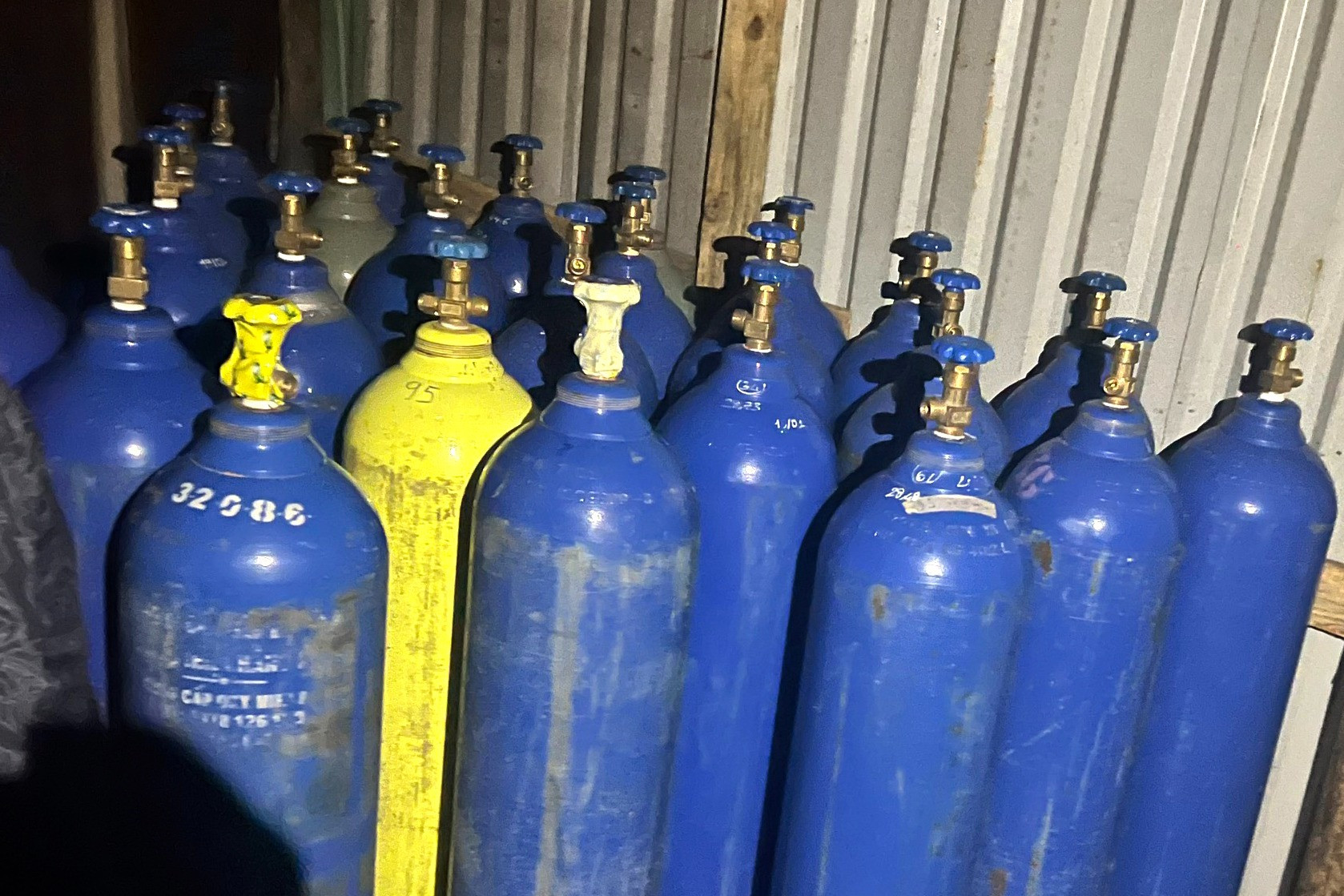 Công an Đà Nẵng 'tổng tấn công' kho chứa, có hơn 60 bình khí cười siêu lớn