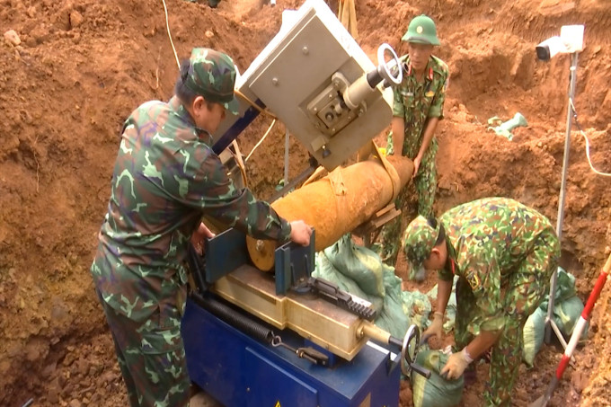 A fifth of Viet Nam's soil remains contaminated with unexploded ordnance - Ảnh 1.