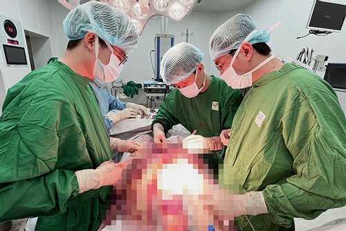 Cứu sống bệnh nhân bị 5 vết dao đâm thấu ngực bụng