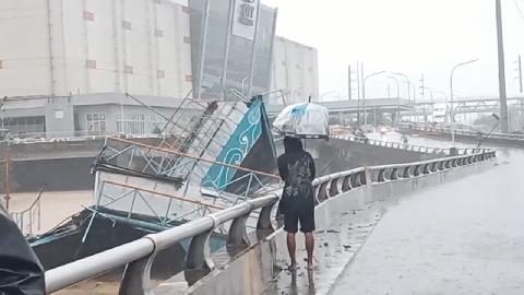 Bão Vamco quét qua Philippines: Phà đâm vào cầu gập đôi như đồ chơi