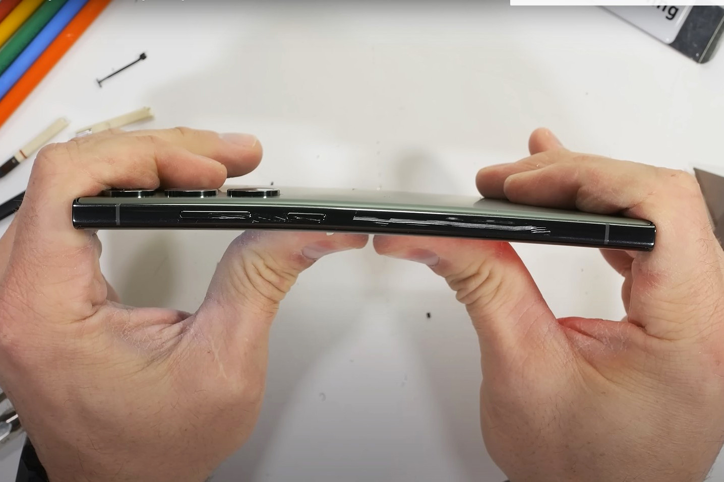 Galaxy S23 Ultra vượt thử thách của YouTuber chuyên hủy diệt smartphone