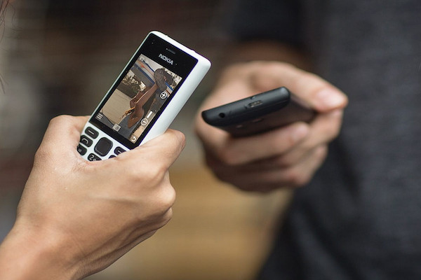 Giới trẻ Mỹ chia tay smartphone, quay về với điện thoại ‘cục gạch’