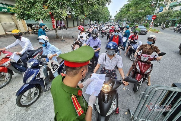 Chi 12 triệu đồng mua giấy đi đường tại tiệm cầm đồ ở Hà Nội