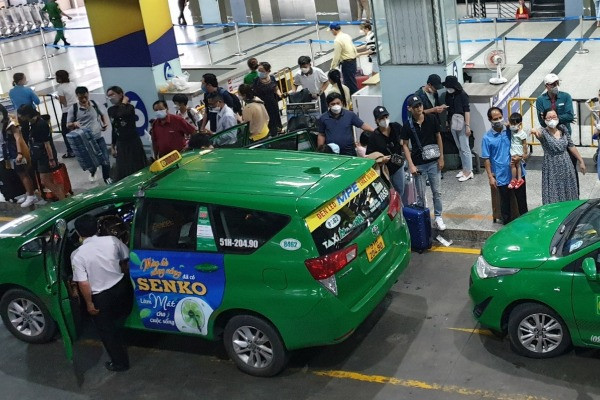 Đi taxi Tân Sơn Nhất phải 'cõng' 3 loại phí, khách sẽ kéo vali ra đường tìm xe