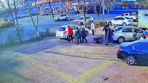 Người đàn ông phản ứng nhanh cứu bé gái thoát khỏi chiếc lốp văng ra từ xe tải
