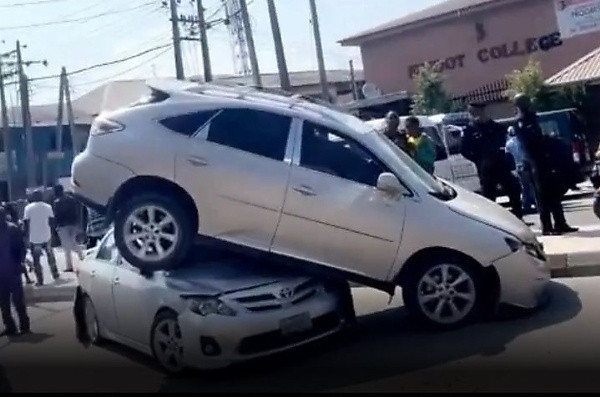 Nữ tài xế nhầm chân ga khi lùi xe khiến Lexus RX 'đội đầu' Toyota Corolla
